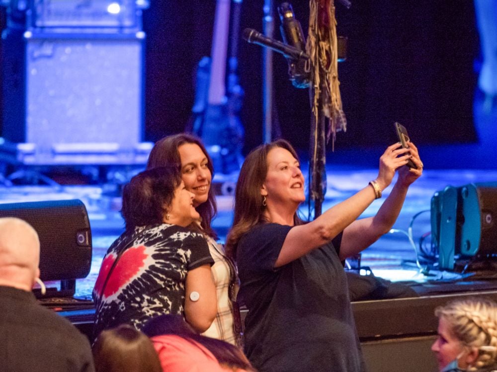 Melissa Etheridge Fans Take A Selfie at Capital One Hall